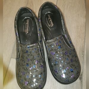 Easy works slip on resistant nursing size 8.5